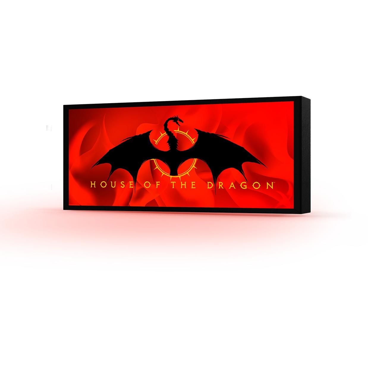 Ein schwarzes Schild mit dem Logo von 'House of the Dragon' vor rotem Hintergrund.