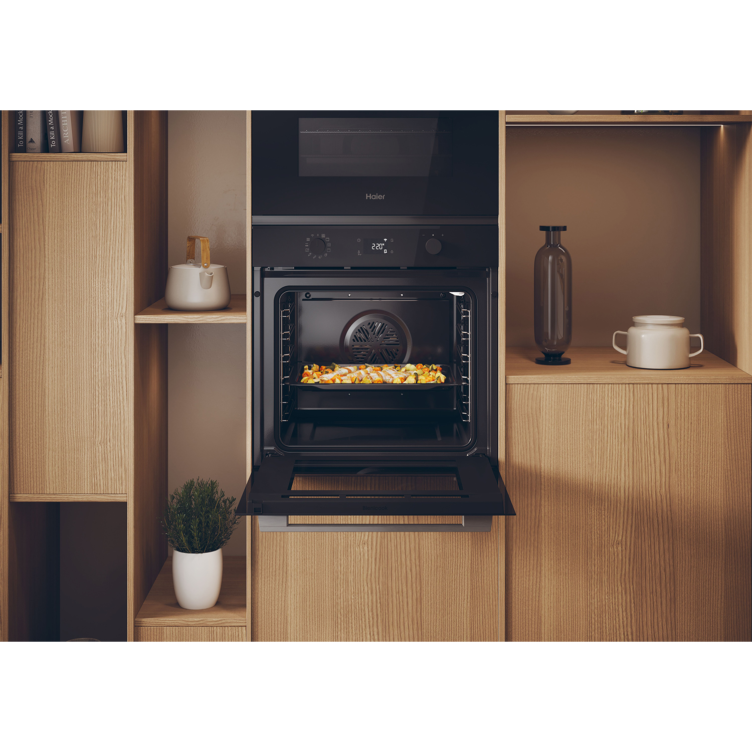 Forno a incasso con porta aperta, mostra cibo. Armadi in legno ai lati.