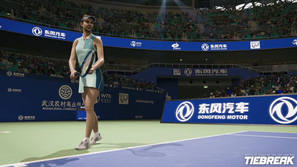 Tennisser in een stadion, met een racket. De scène komt uit een videogame.