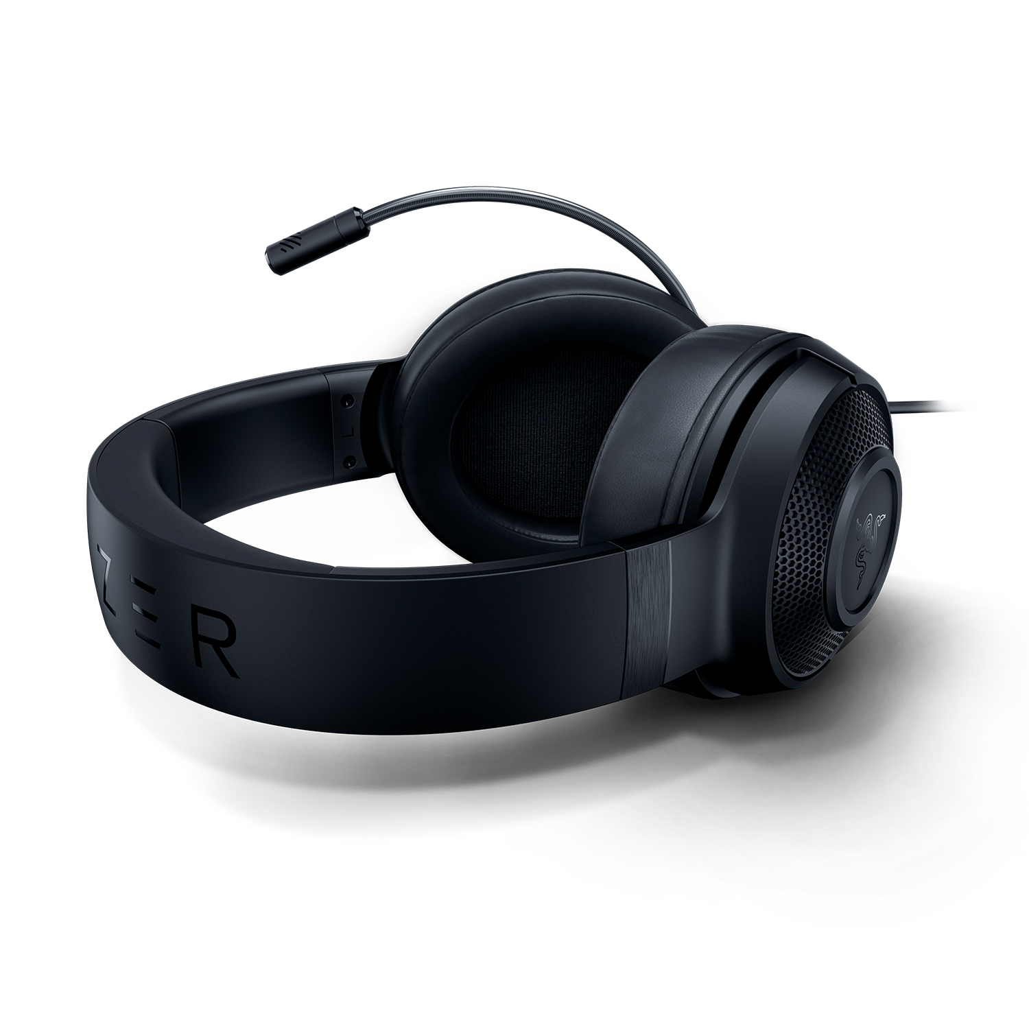 Cuffie nere con microfono. Le cuffie sono over-ear e lo sfondo è bianco.