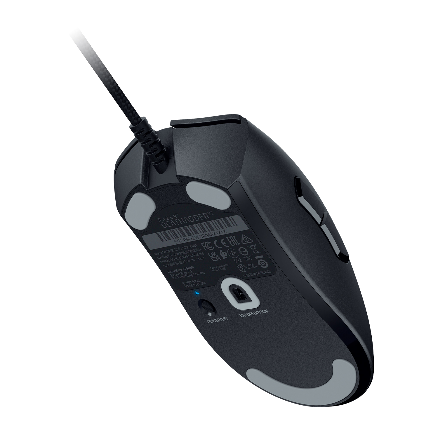 Vista inferiore del mouse da gioco nero che mostra il numero di serie e il sensore ottico.