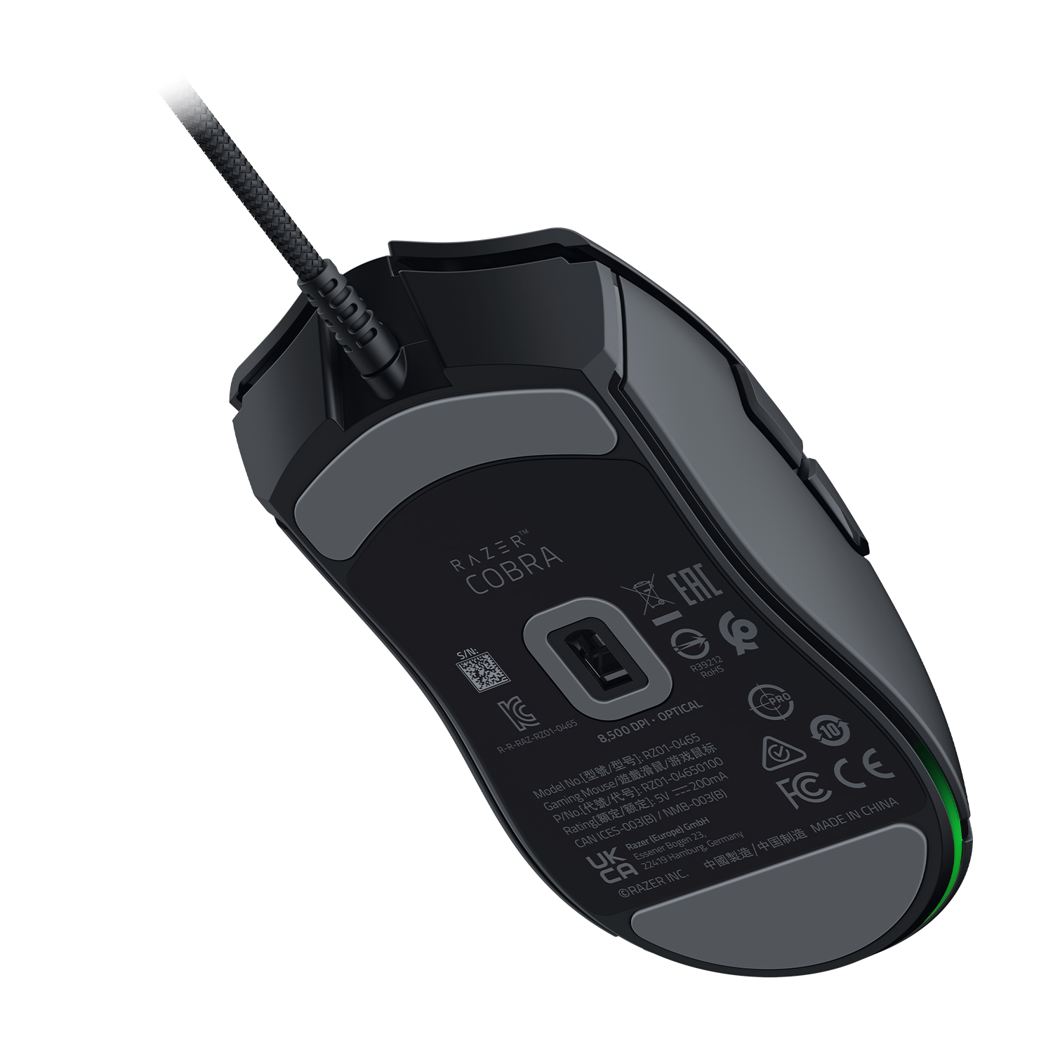 Parte inferiore di un mouse da gioco Razer Cobra nero. Visibili il logo Razer e altro testo.