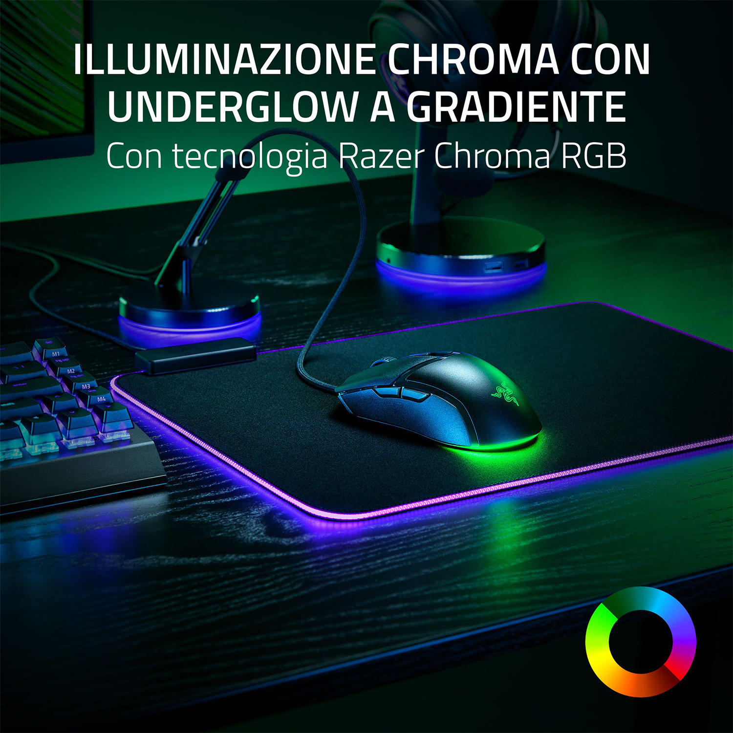 Configurazione gaming: Mouse e tappetino con illuminazione verde e viola su una scrivania. Testo: Illuminazione Chroma.