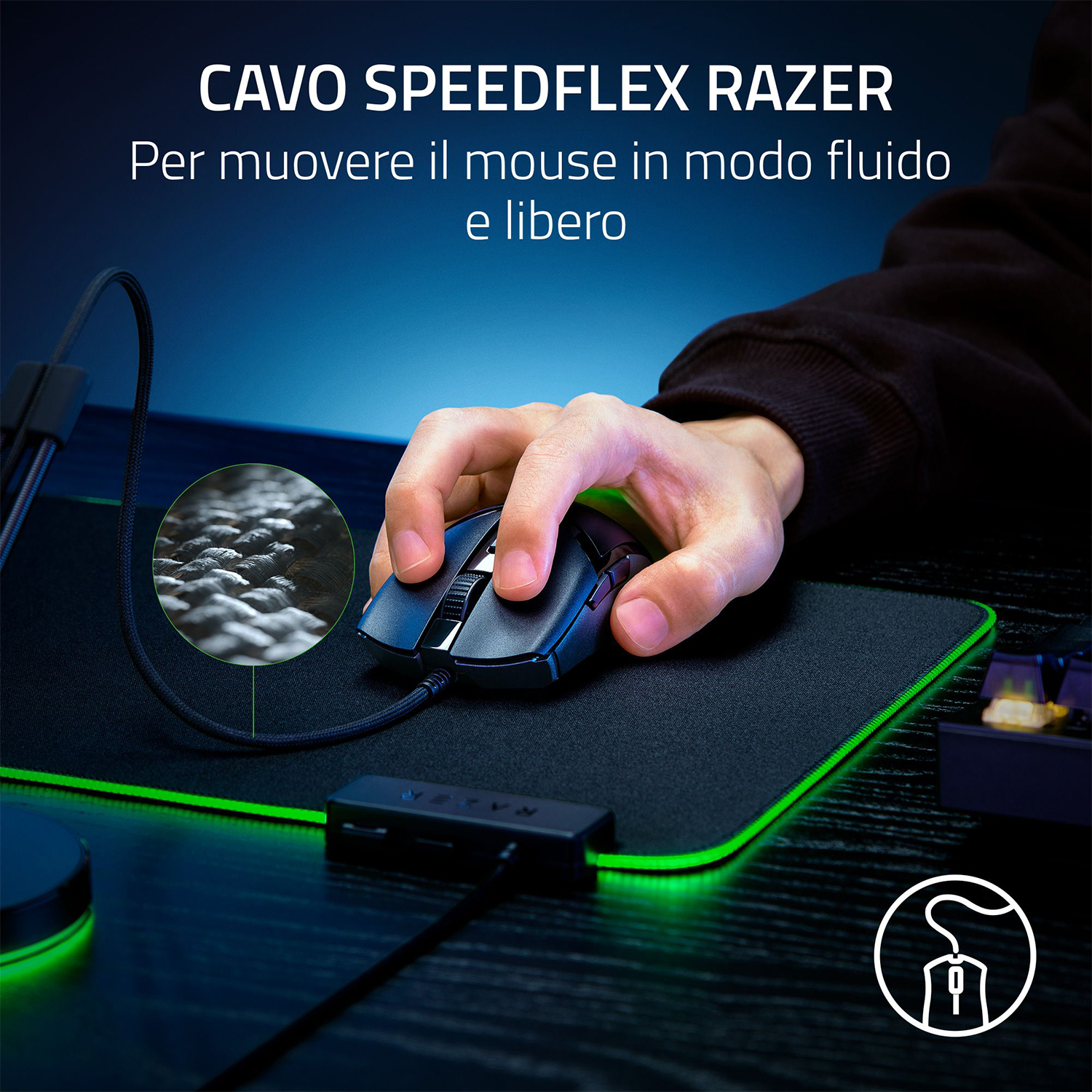 Una mano usa un mouse nero su un tappetino nero. Testo: 'CAVO SPEEDFLEX RAZER'.