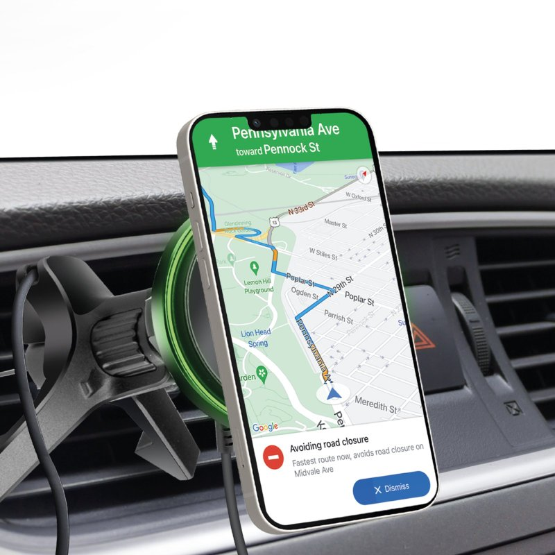 Ein Mobiltelefon, das eine Navigationskarte anzeigt, montiert im Armaturenbrett eines Autos.
