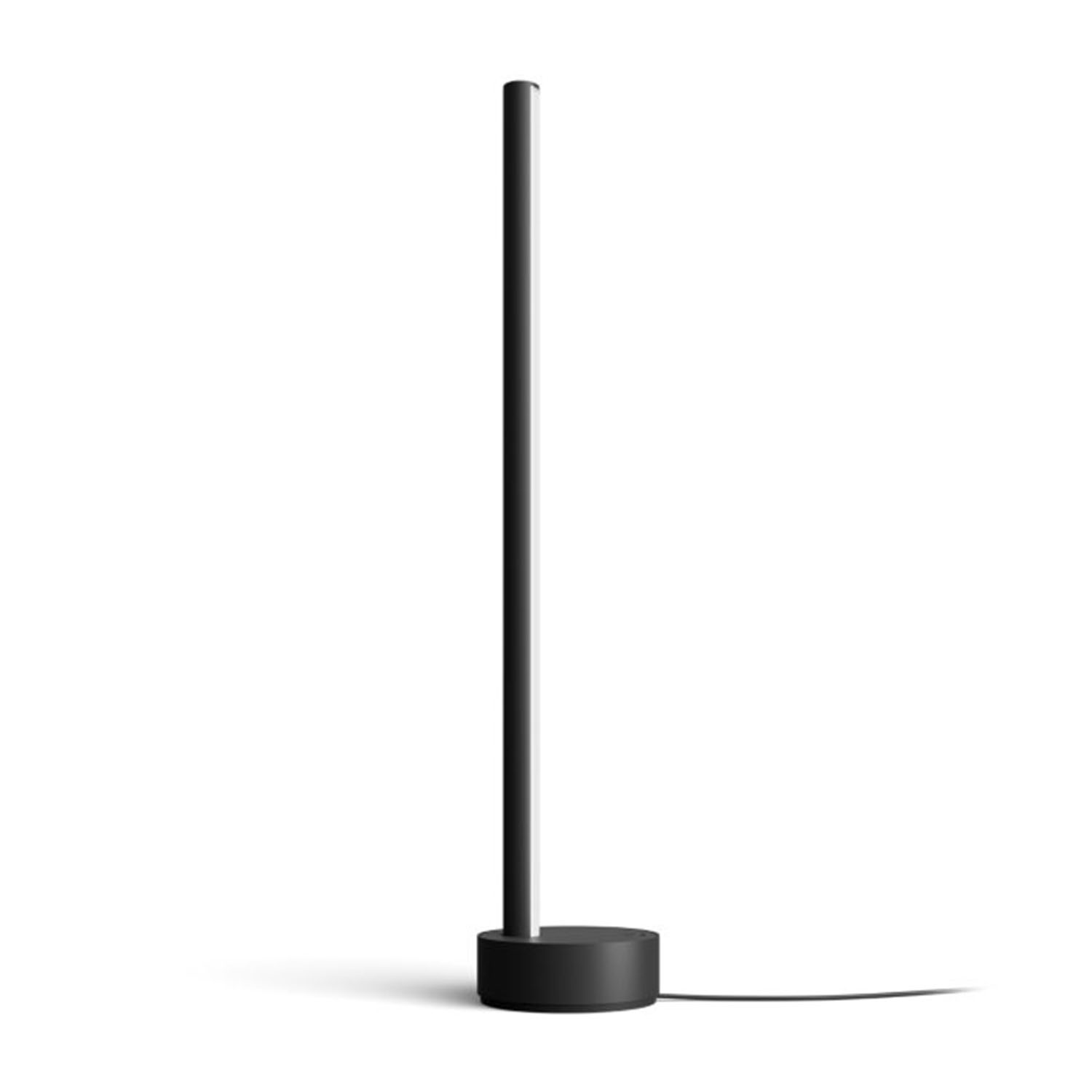 Una lampada da terra nera, moderna, con un palo alto e sottile, su sfondo bianco.
