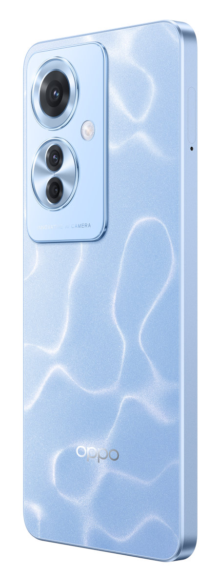 Jasnoniebieski telefon Oppo z boku. Dwa tylne aparaty. Logo Oppo z tyłu.