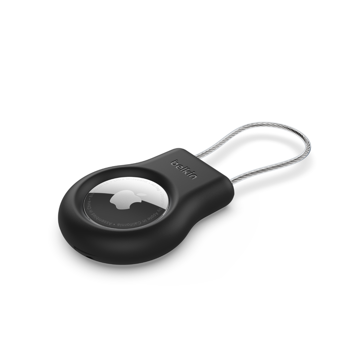Fekete Apple AirTag ezüst hurokkal. Belkin logó rajta.