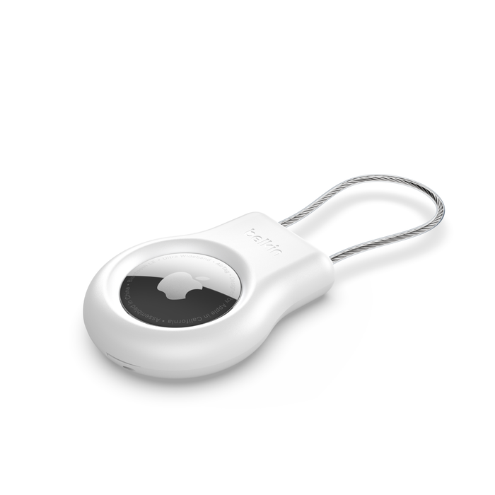 Egy fehér Belkin AirTag tartó ezüst kulcstartóval. Az Apple logója látható a címkén.