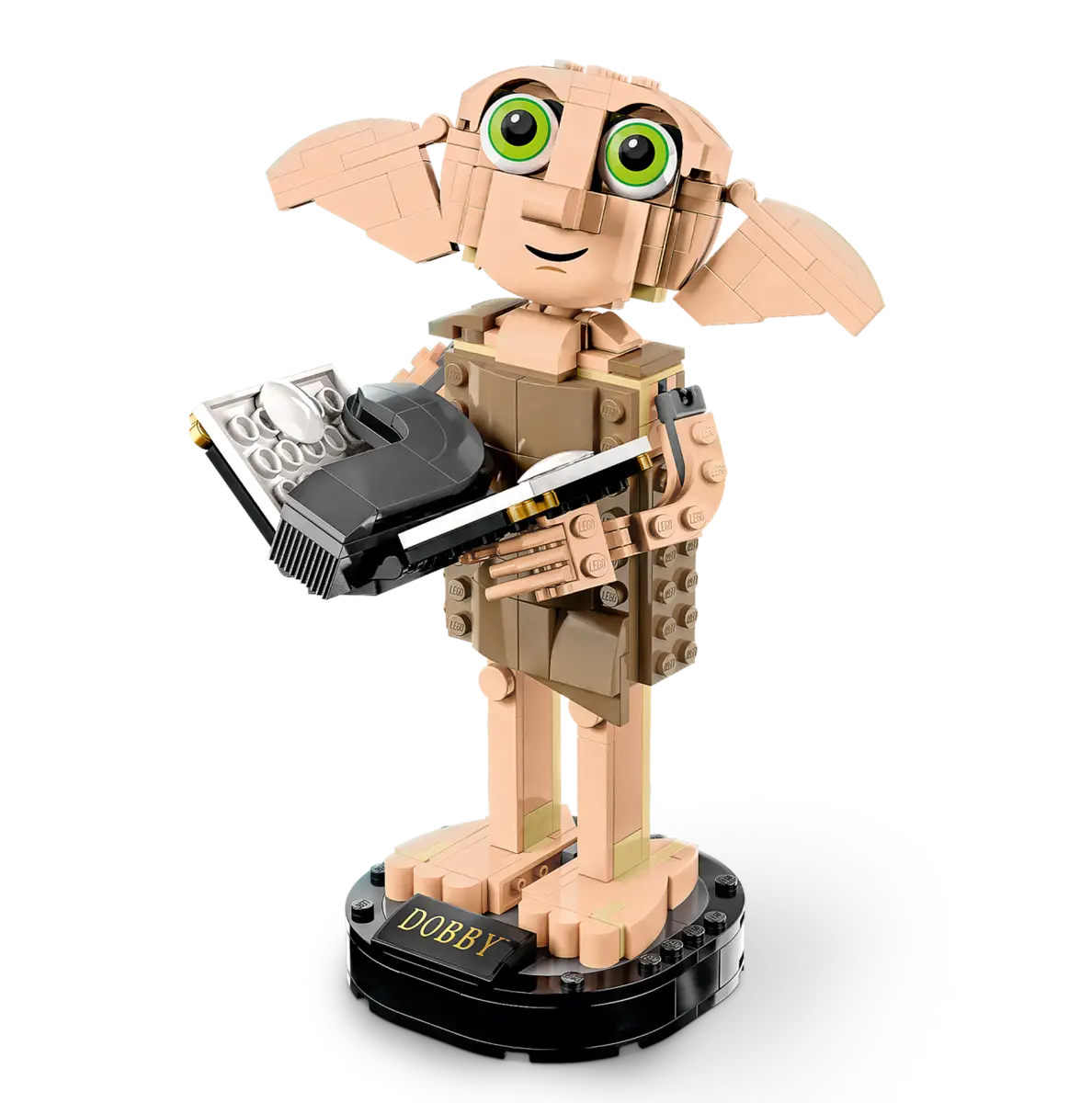 Figurka Lego Dobby trzymająca książkę i pudełko, stojąca na czarnej, okrągłej podstawie.