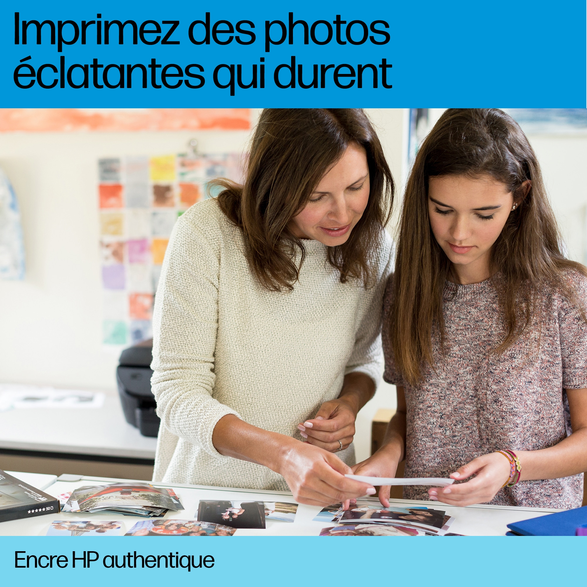 Eine Frau und ein Mädchen betrachten Fotos auf einem Tisch. Text in Blau oben und unten.