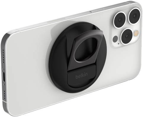 Fehér iPhone fekete Belkin MagSafe gyűrűtartóval.