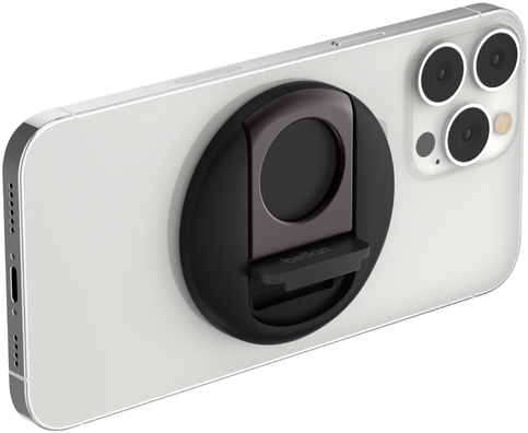 Fehér iPhone fekete Belkin MagSafe kiegészítővel.