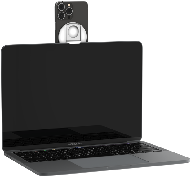 Egy laptop, amihez telefon csatlakozik. A telefonnak három kamerája van.