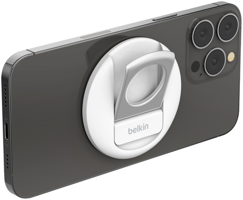 Fehér Belkin telefontartó fekete telefonon, ezüst zsanérral.