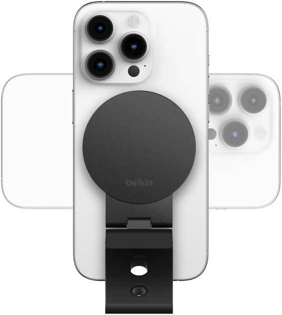Fehér iPhone fekete Belkin tartóval. A telefon szögben van, három hátlapi kamerával.