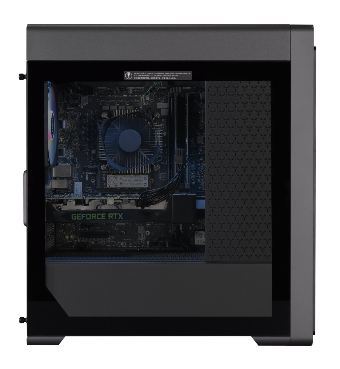 Obudowa komputera pokazująca komponenty wewnętrzne z kartą graficzną GeForce RTX.
