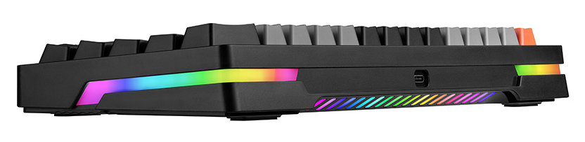 Czarna klawiatura mechaniczna, widok z boku. Oświetlenie RGB pod klawiaturą i niektóre klawisze.