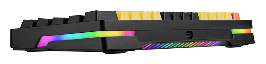 Czarna klawiatura z żółtymi i czarnymi klawiszami, światłami RGB na dole i białym tle.