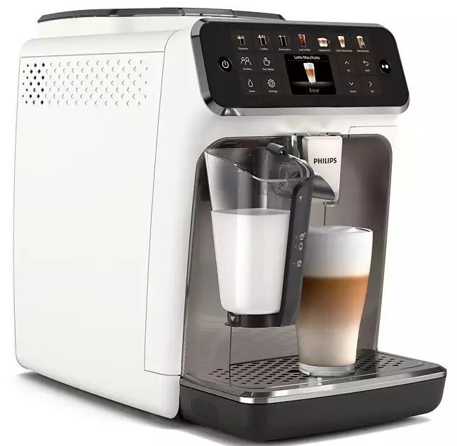 Biały ekspres do kawy ze zbiornikiem na mleko i latte macchiato w szklance.