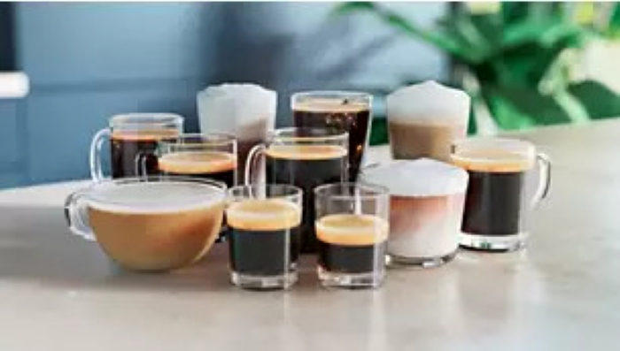 Różne kawy w szklankach. Niektóre mają pianę, inne są czarne.