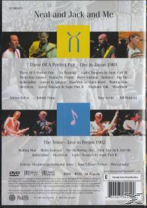 Egy DVD tok hátlapja szöveggel és emberek képeivel egy színpadon.