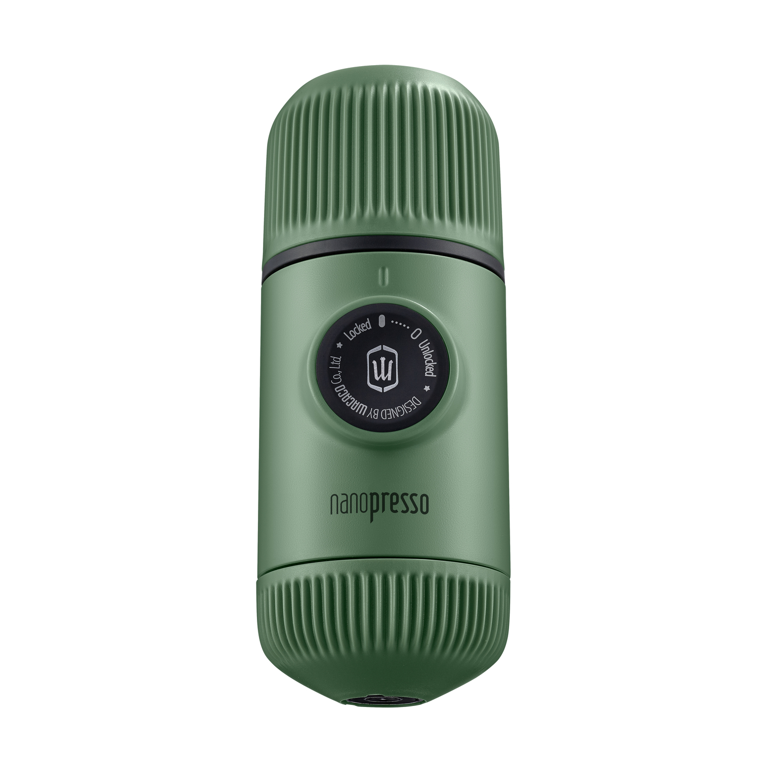 Een groene Nanopresso koffiemaker. Heeft een zwarte bovenkant en een draaiknop. Logo zichtbaar.