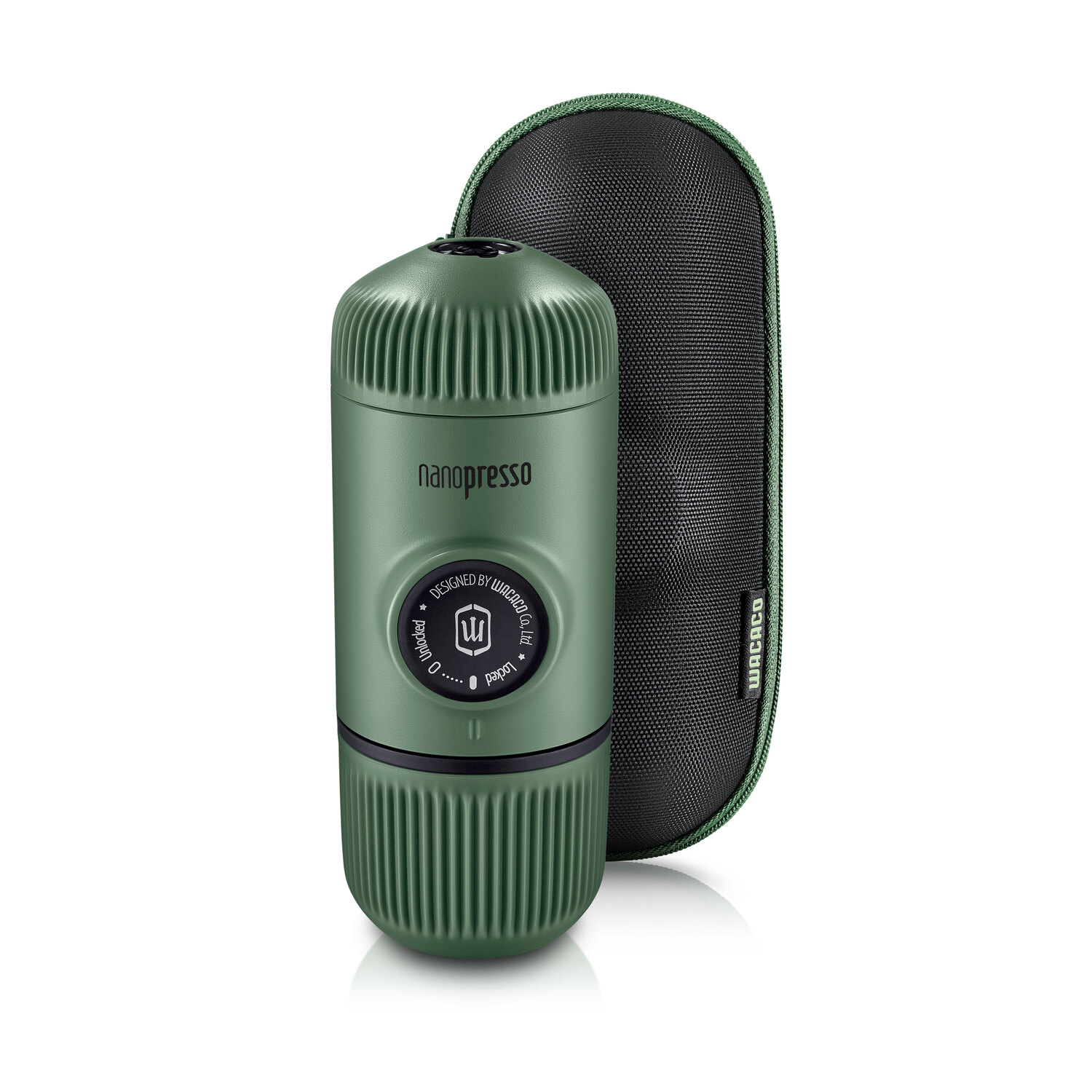 Een groene Nanopresso met een zwarte hoes, op een witte achtergrond. Het is een draagbare koffiezetter.