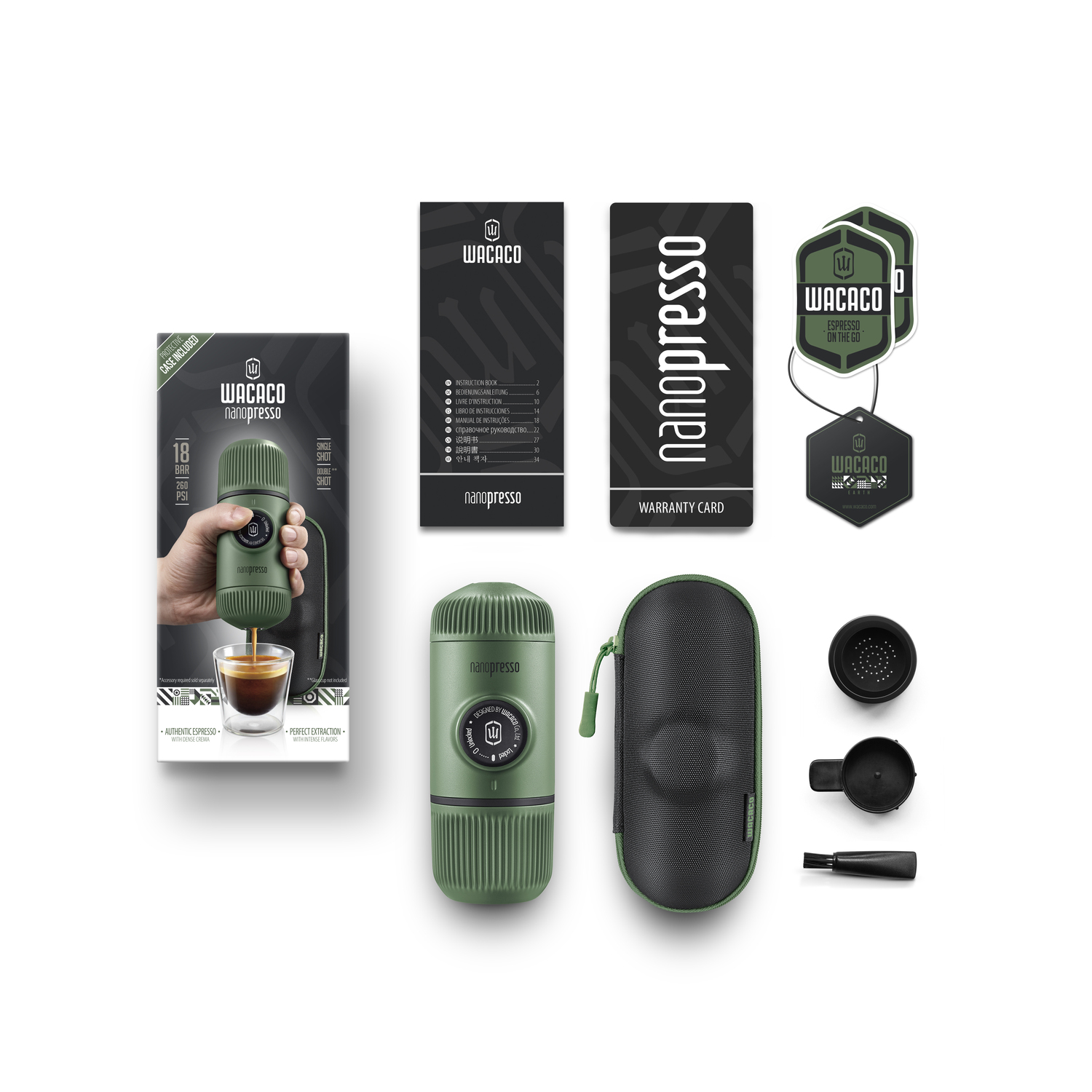 Wacaco Nanopresso draagbare espressomaker, accessoires en doos op wit oppervlak.