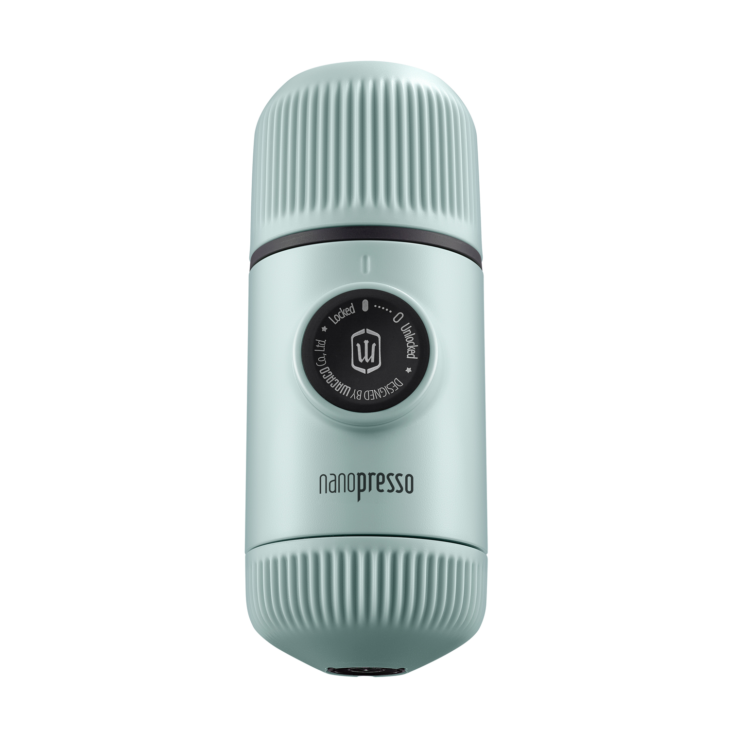 Een blauwgroene Nanopresso koffiemaker, met een zwarte draaiknop en de naam 'nanopresso'.