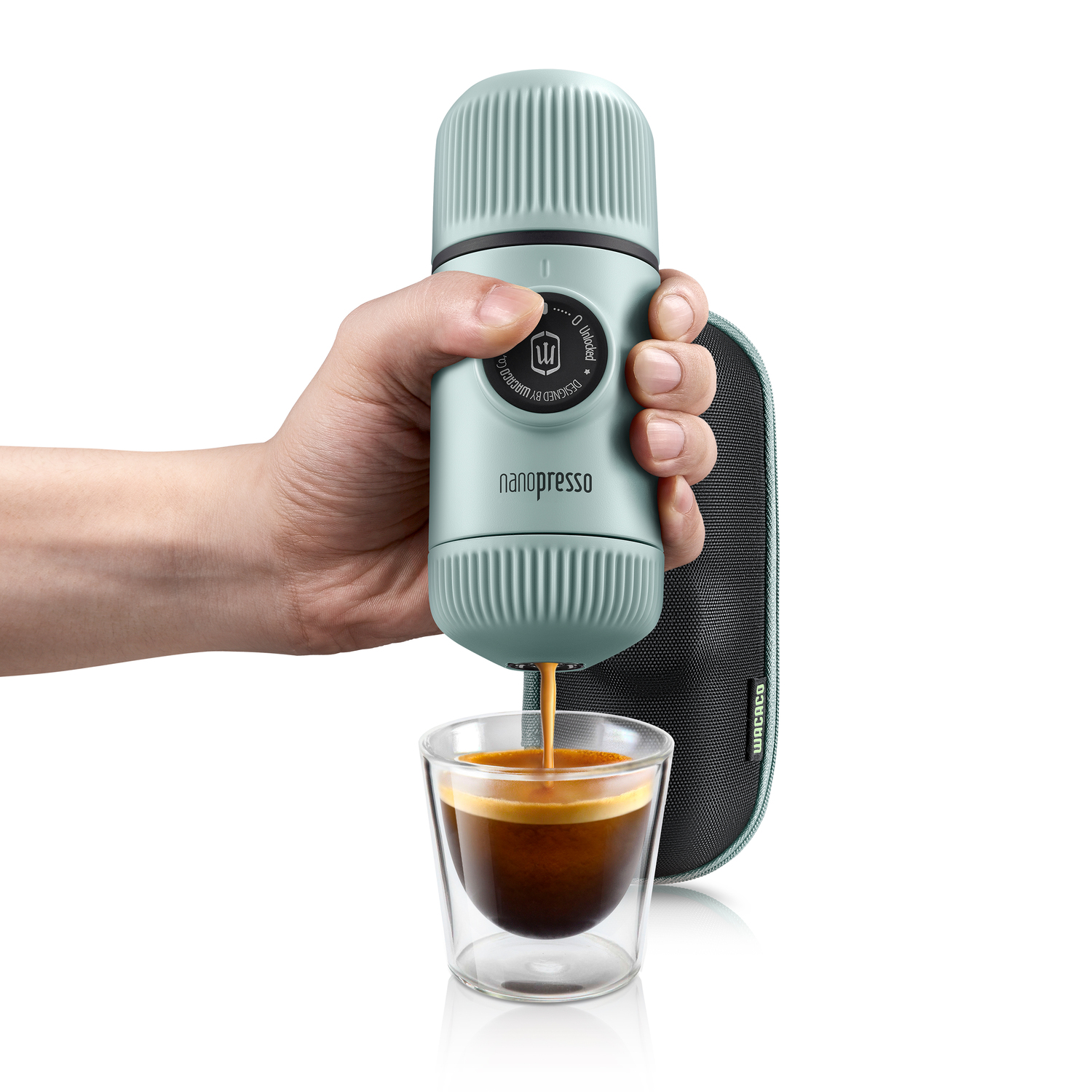 Hand schenkt espresso uit draagbaar apparaat.