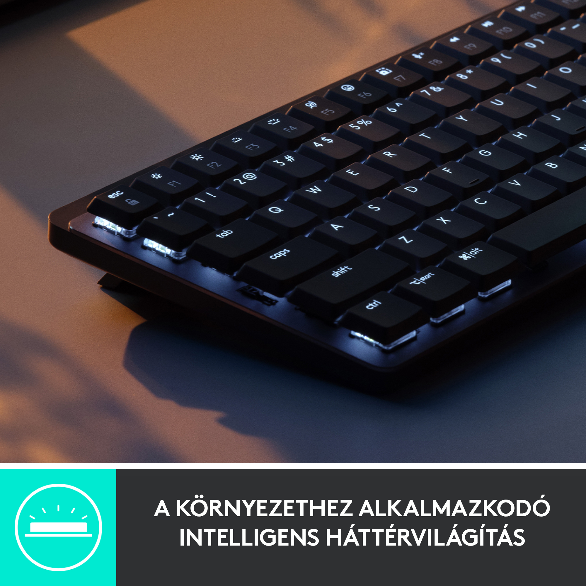 Megvilágított billentyűzet háttérvilágítással, ferde nézet, fekete gombok, fehér fény.