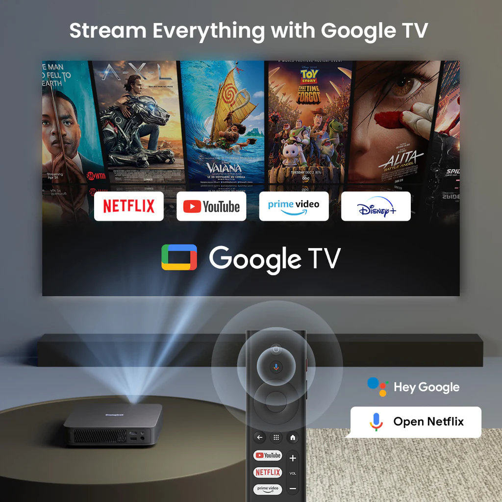 Google TV-Setup mit Filmen auf dem Bildschirm, Fernbedienung und Projektor auf einem Tisch.