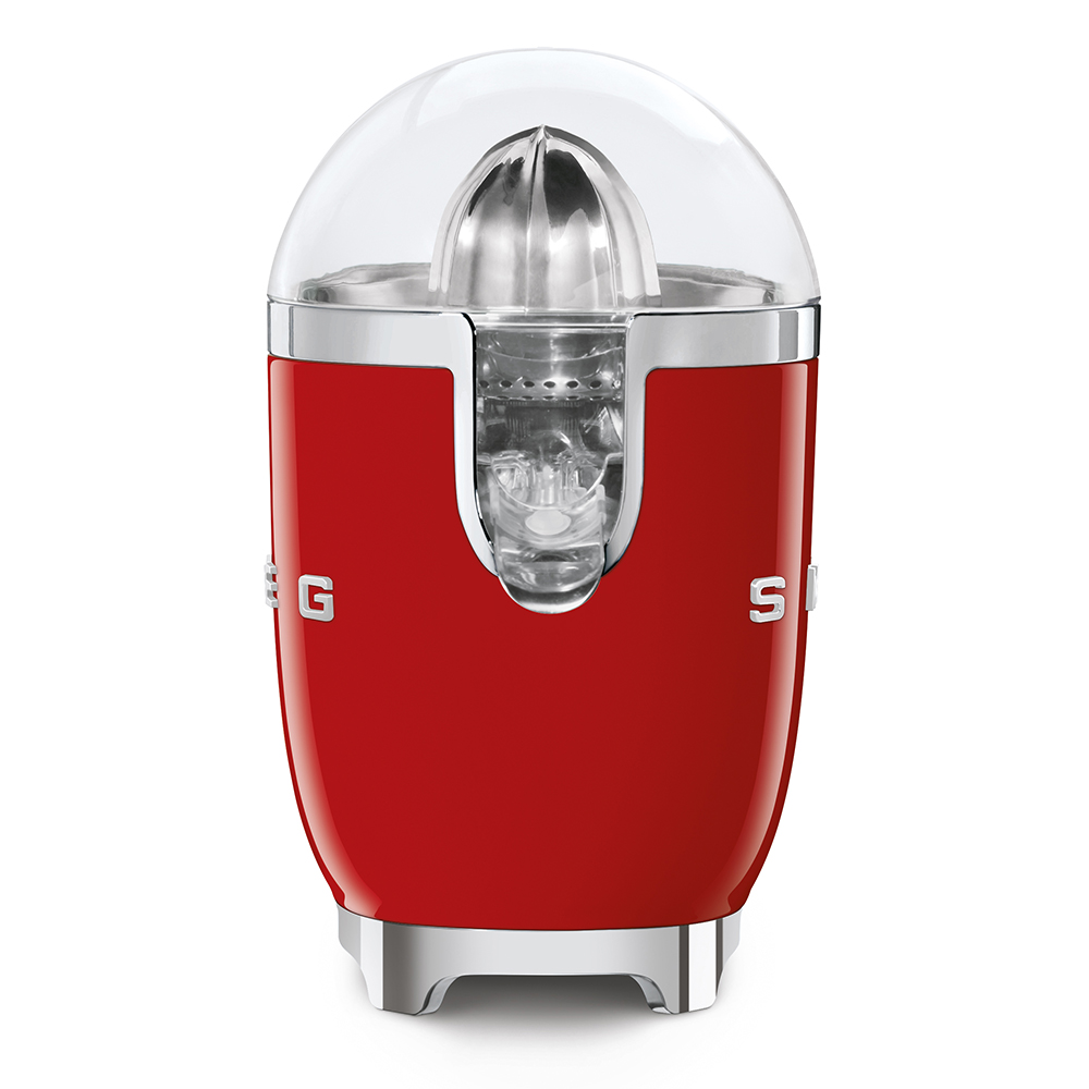 Exprimidor de cítricos Smeg rojo con tapa de plástico transparente, detalles cromados y el logo Smeg.