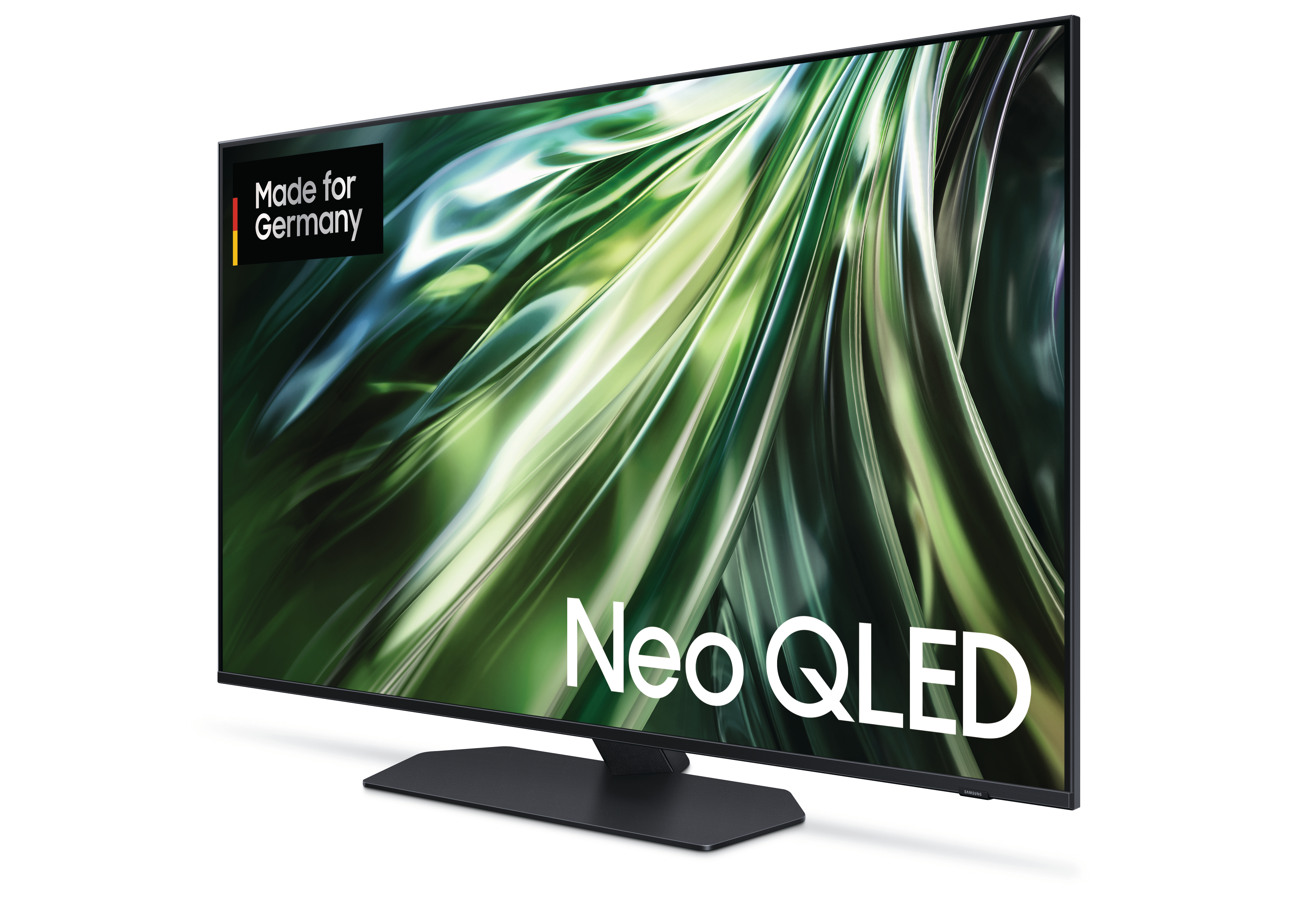 Großer schwarzer Fernsehbildschirm mit silbernem Rahmen auf einem schwarzen Ständer. Text: Neo QLED, Made for Germany.