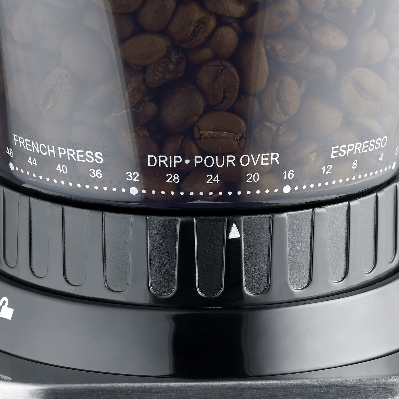 Nahaufnahme einer Kaffeemühle mit Bohnen in einem transparenten Behälter und Skalen.