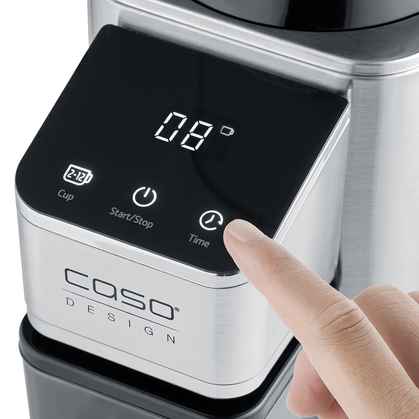 Eine Hand berührt die 'Zeit'-Taste auf dem Bedienfeld einer Kaffeemaschine.