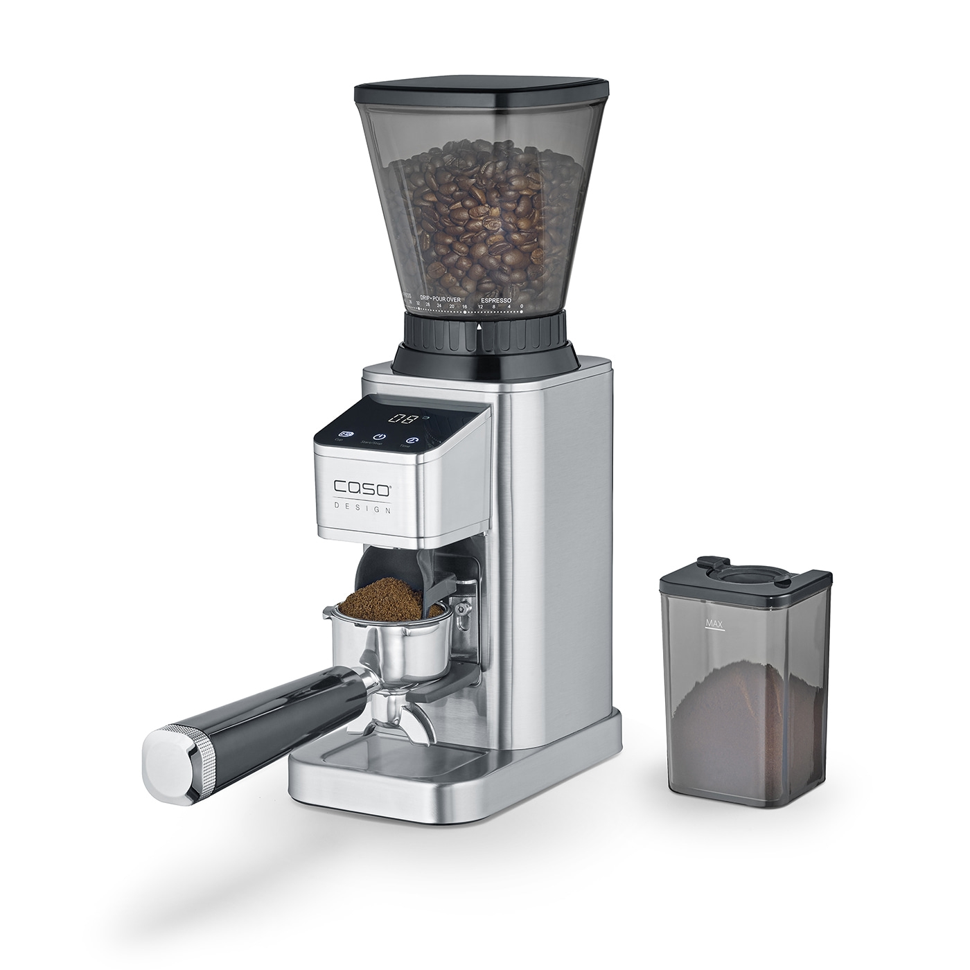 Eine silberne Kaffeemühle mit Bohnen und gemahlenem Kaffee.