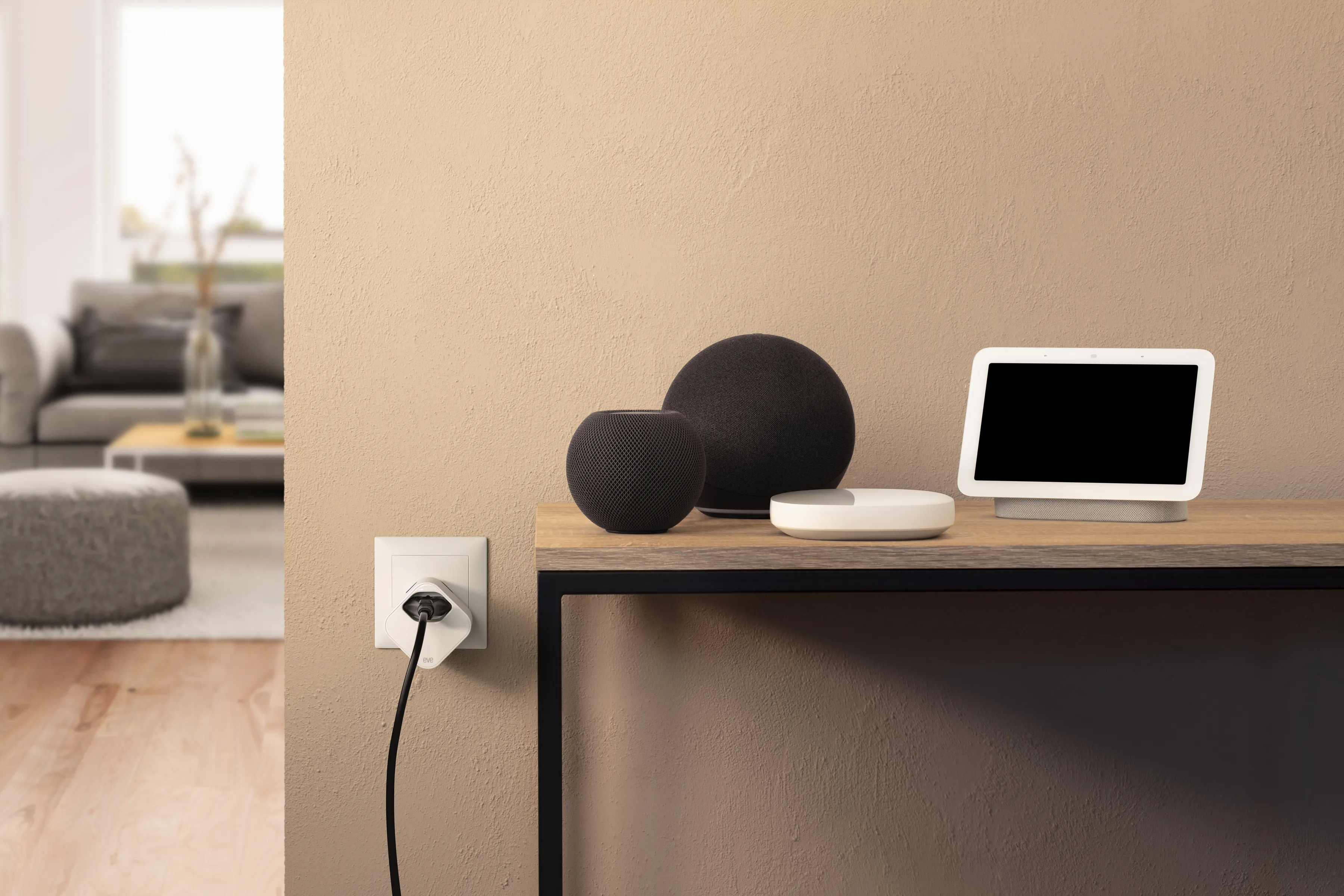 Moderne Wohnzimmereinrichtung mit Smart-Home-Geräten auf einem Holztisch.
