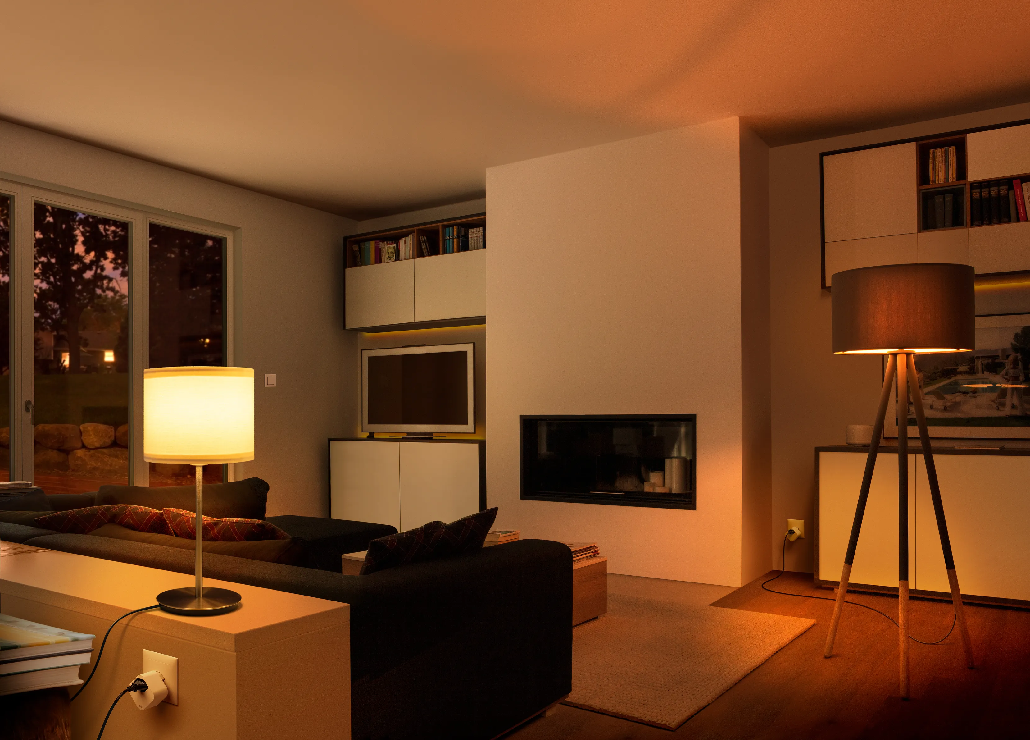 Ein Wohnzimmer mit Sofa, Lampen und Kamin, beleuchtet mit warmer Beleuchtung.