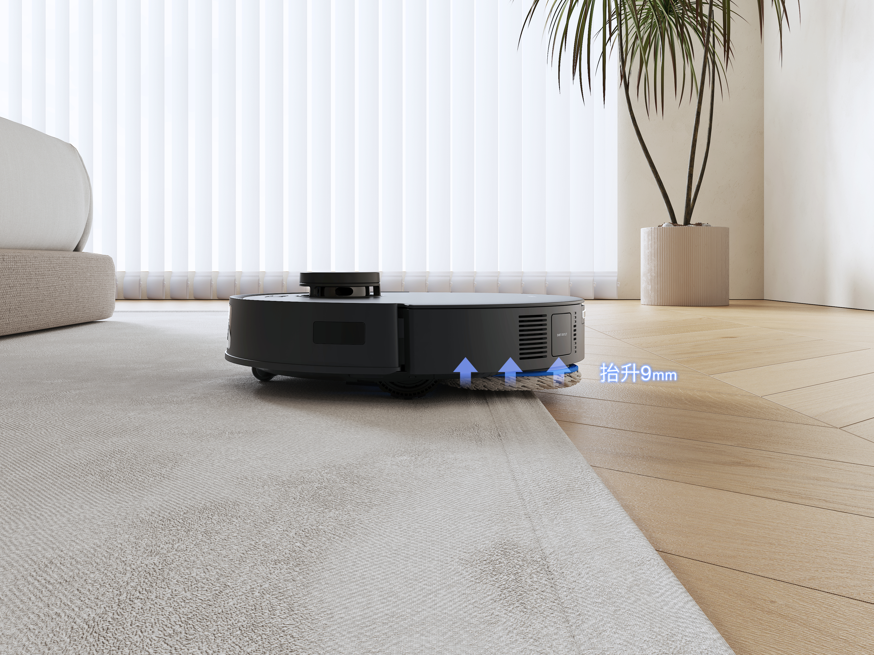 Ein schwarzer Roboter-Staubsauger auf einem hellen Teppich neben einem Hartholzboden.