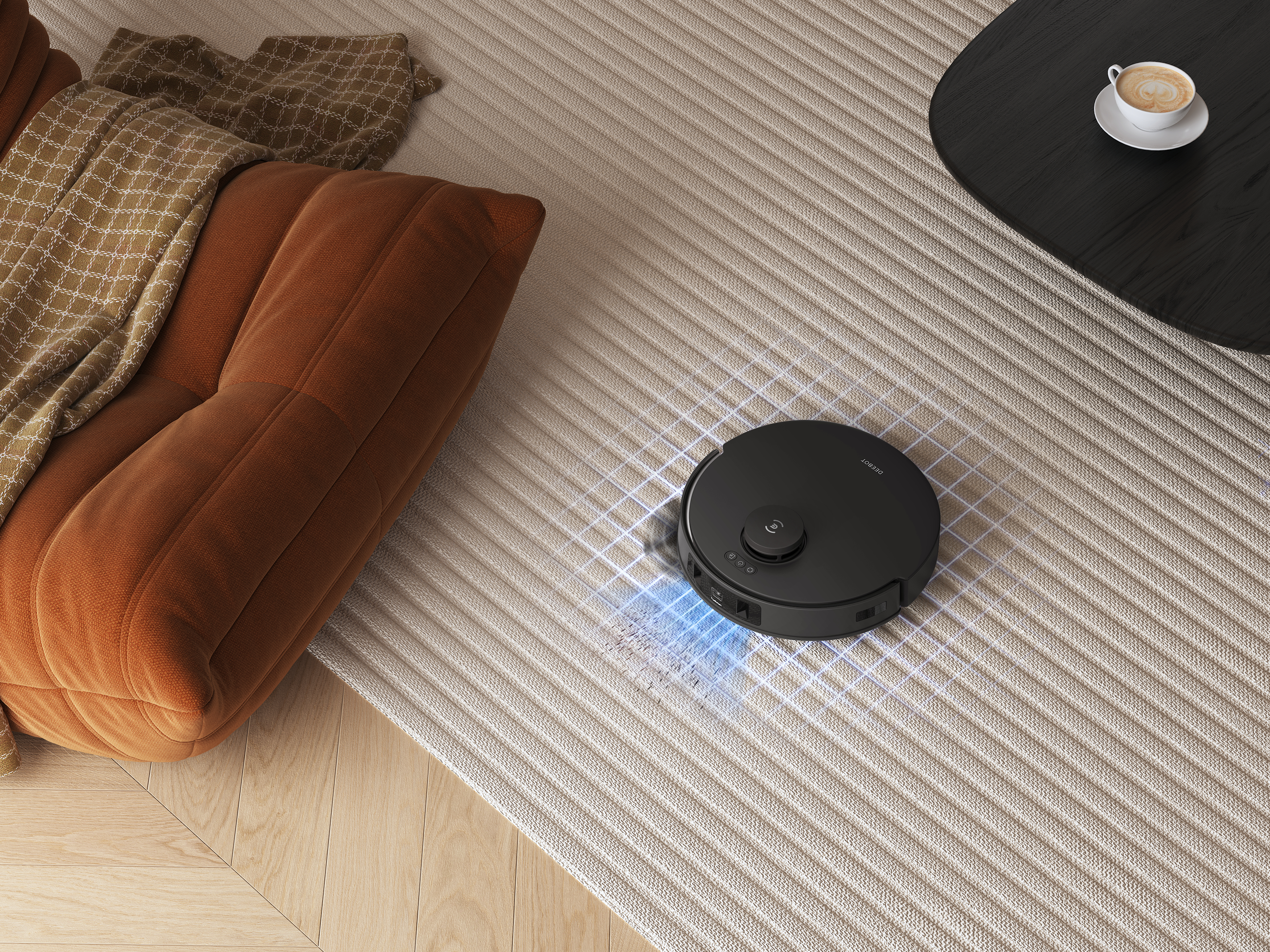 Ein moderner schwarzer Roboter-Staubsauger auf einem gemusterten Teppich in der Nähe eines braunen Sofas und eines Couchtisches.