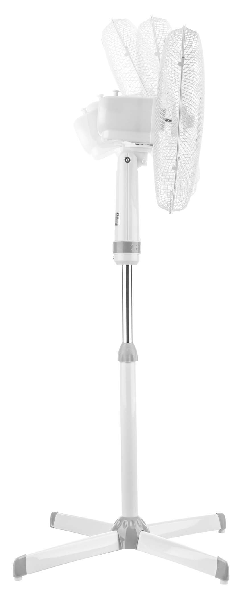 Egy fehér álló ventilátor szürke alappal és ezüst oszloppal.