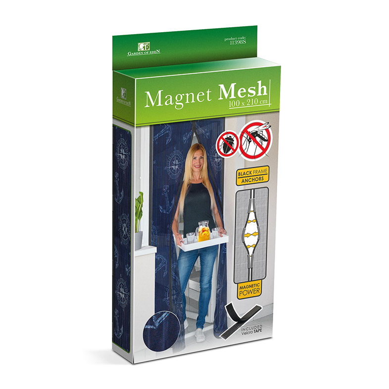 Magnet Mesh termék doboza. Egy nő tálcát tart egy függönyös ablak közelében.