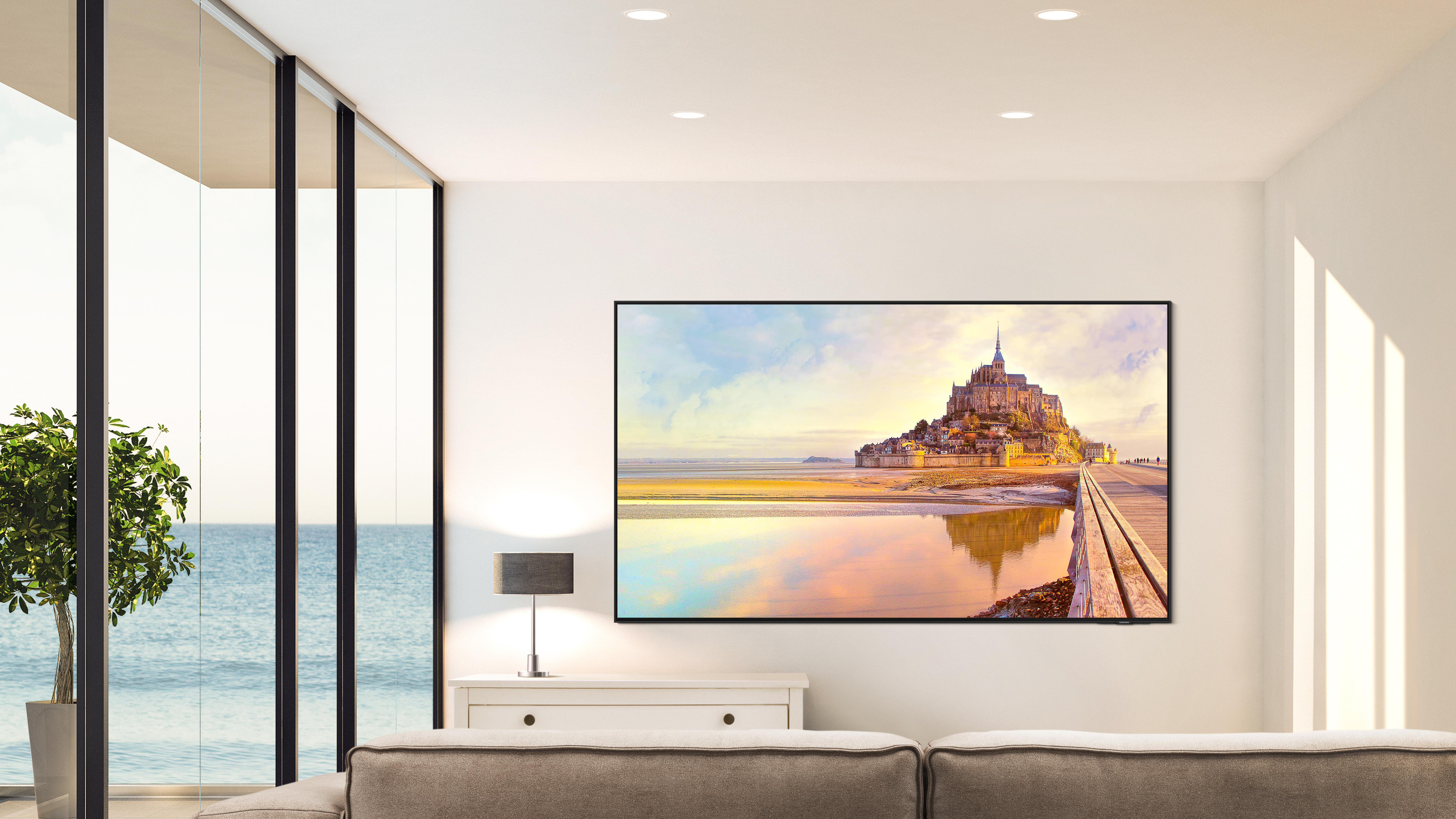 Ein großer Fernseher an der Wand, der eine Landschaft zeigt, mit Küstenblick.