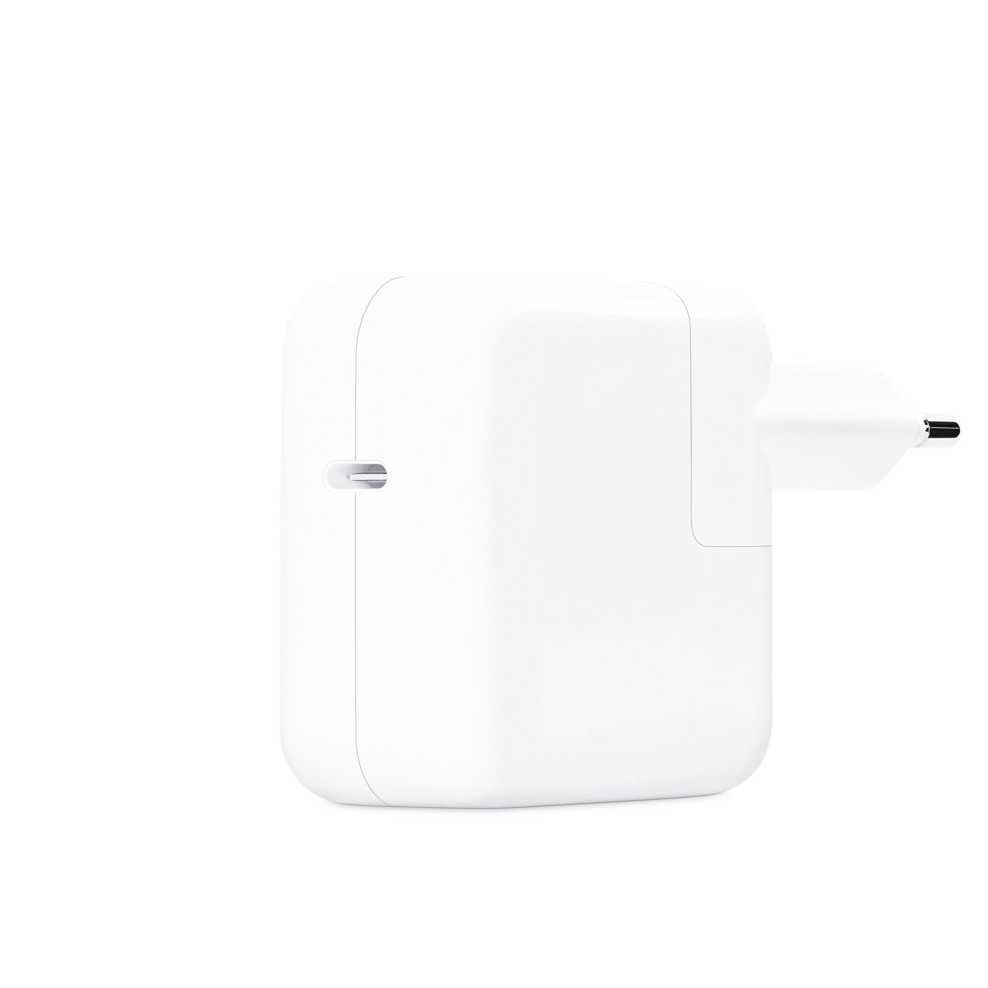 Weißes Apple-Ladegerät mit US-Stecker.