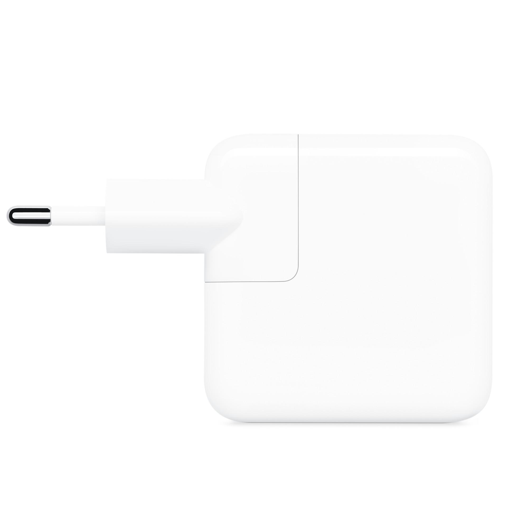 Ein weißes Apple-Ladegerät mit einem langen weißen Anschluss auf weißem Hintergrund.