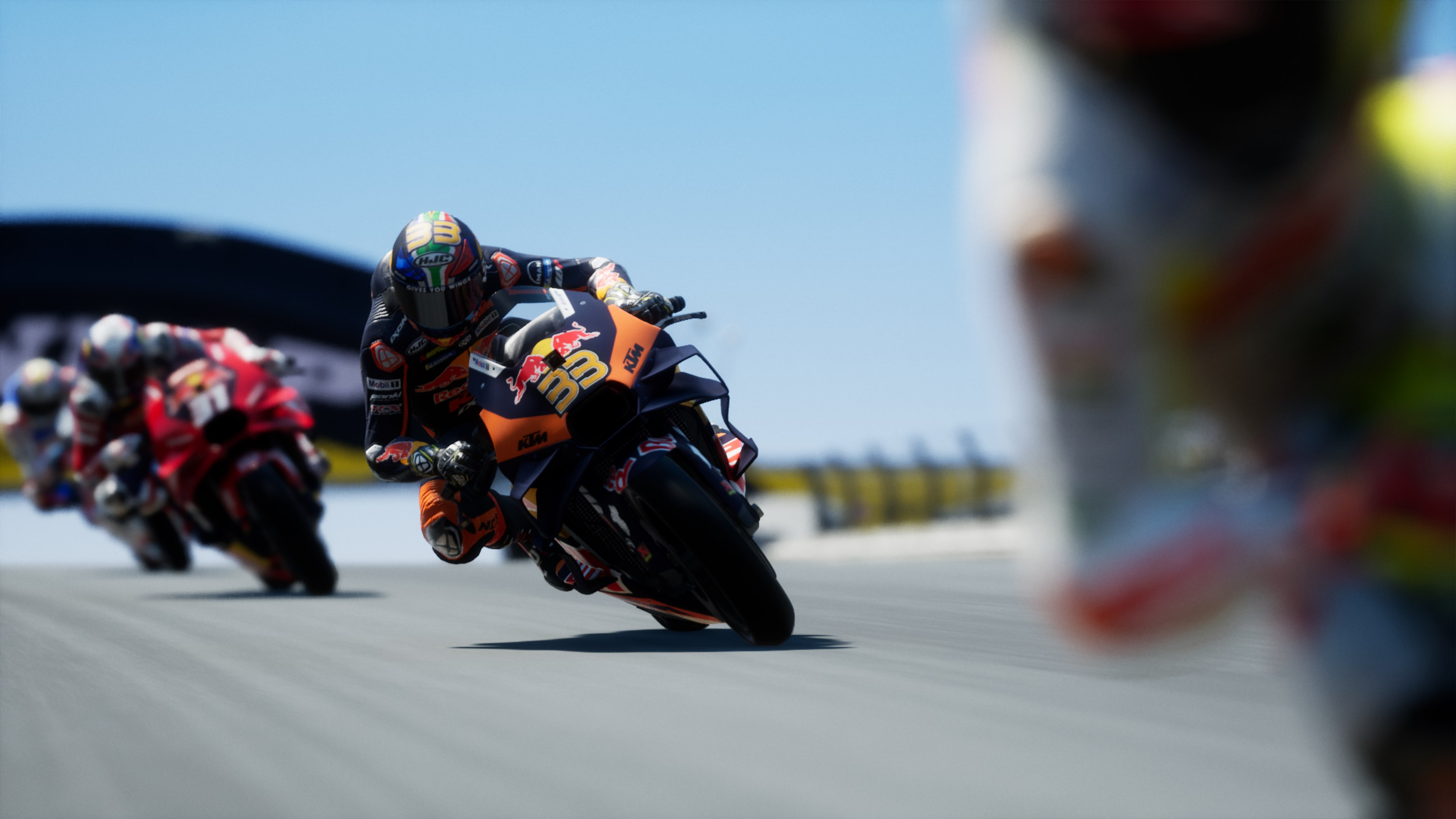 Une course de motos avec des pilotes en mouvement sur une piste, avec un arrière-plan flou.
