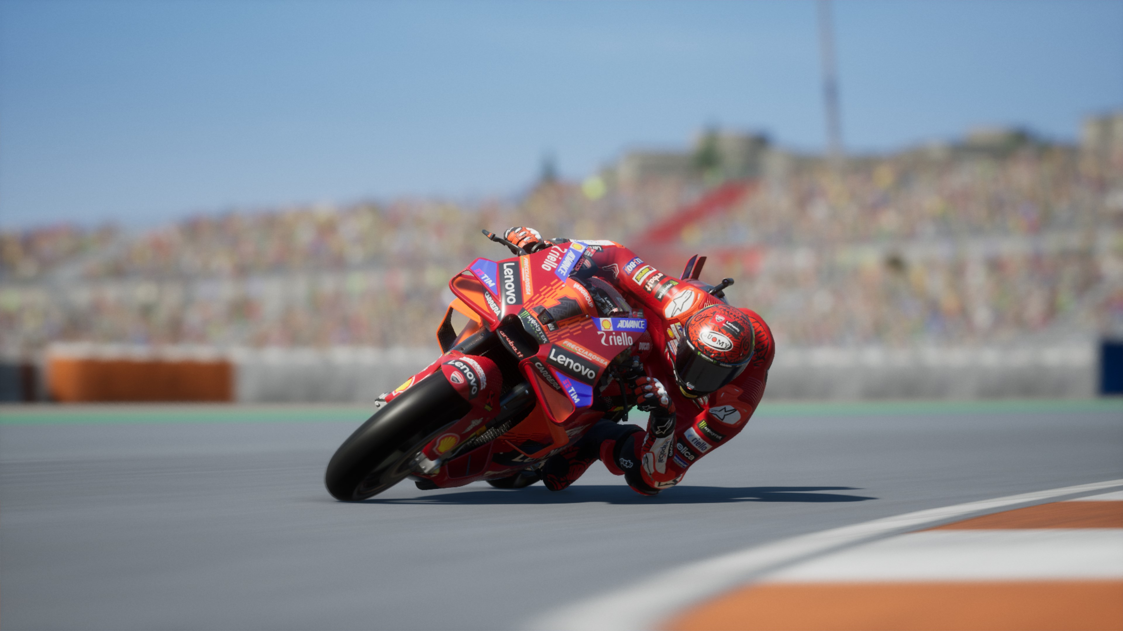 Moto de course sur piste, pilote en virage.