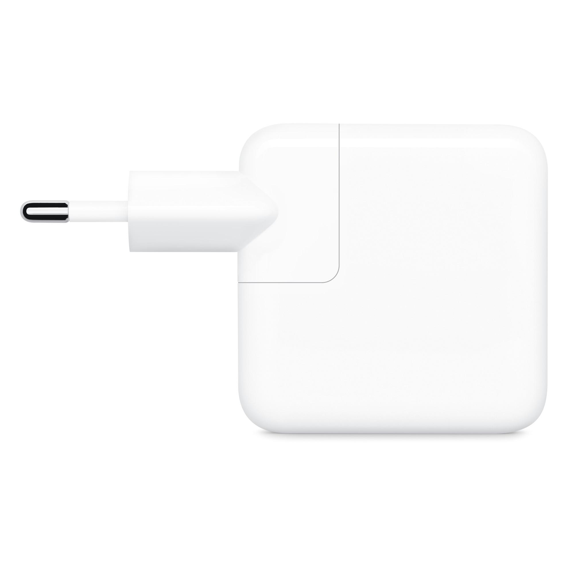 Ein weißes Netzteil mit einem europäischen Stecker. Der Adapter hat einen quadratischen Körper mit einer abgerundeten Kante.
